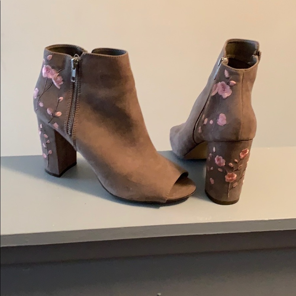 New booties with pink flowers